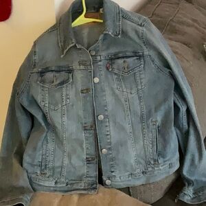 Levi’s ladies light/medium blue wash denim jacket. Like new.